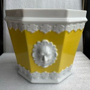 Vista Alegre Mottahedeh Portugal Porcelain Flower Cache Pot Jardiniere Yellow